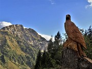 07 Splendida aquila scolpita in tronco di abete all'inizio del sent. 215